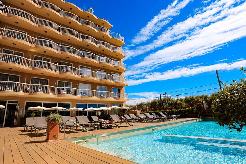Modern hotel met beachbar aan het strand