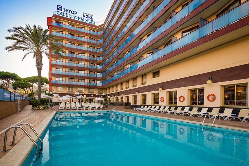 Modern hotel met zwembad op het dak