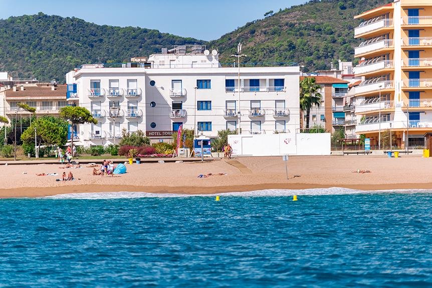 Mooi hotel gelegen op 30 meter van het strand