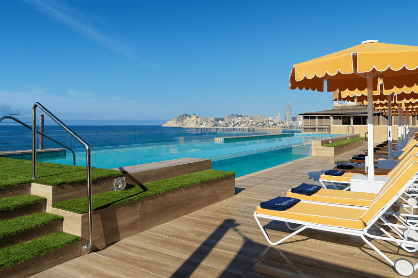 Nieuw hotel aan het Poniente strand!