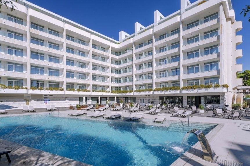 Onlangs compleet gerenoveerd hotel op 250 meter van het strand