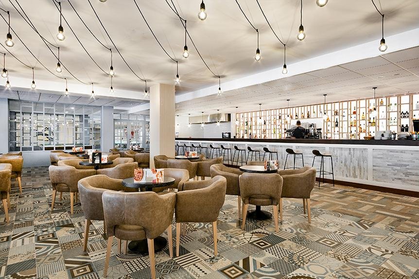 Modern hotel gelegen aan het strand