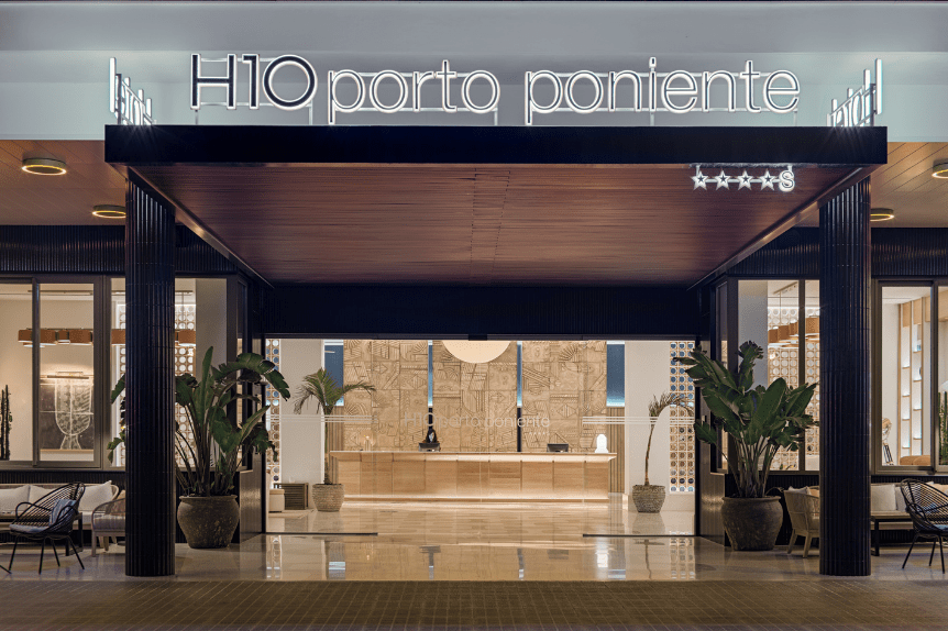 Nieuw hotel aan het Poniente strand!