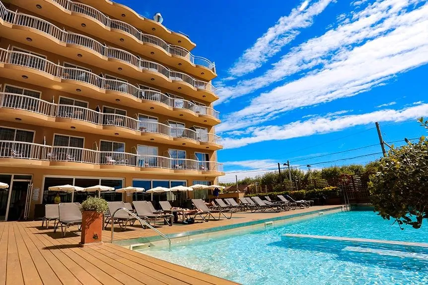 Modern hotel met beachbar aan het strand